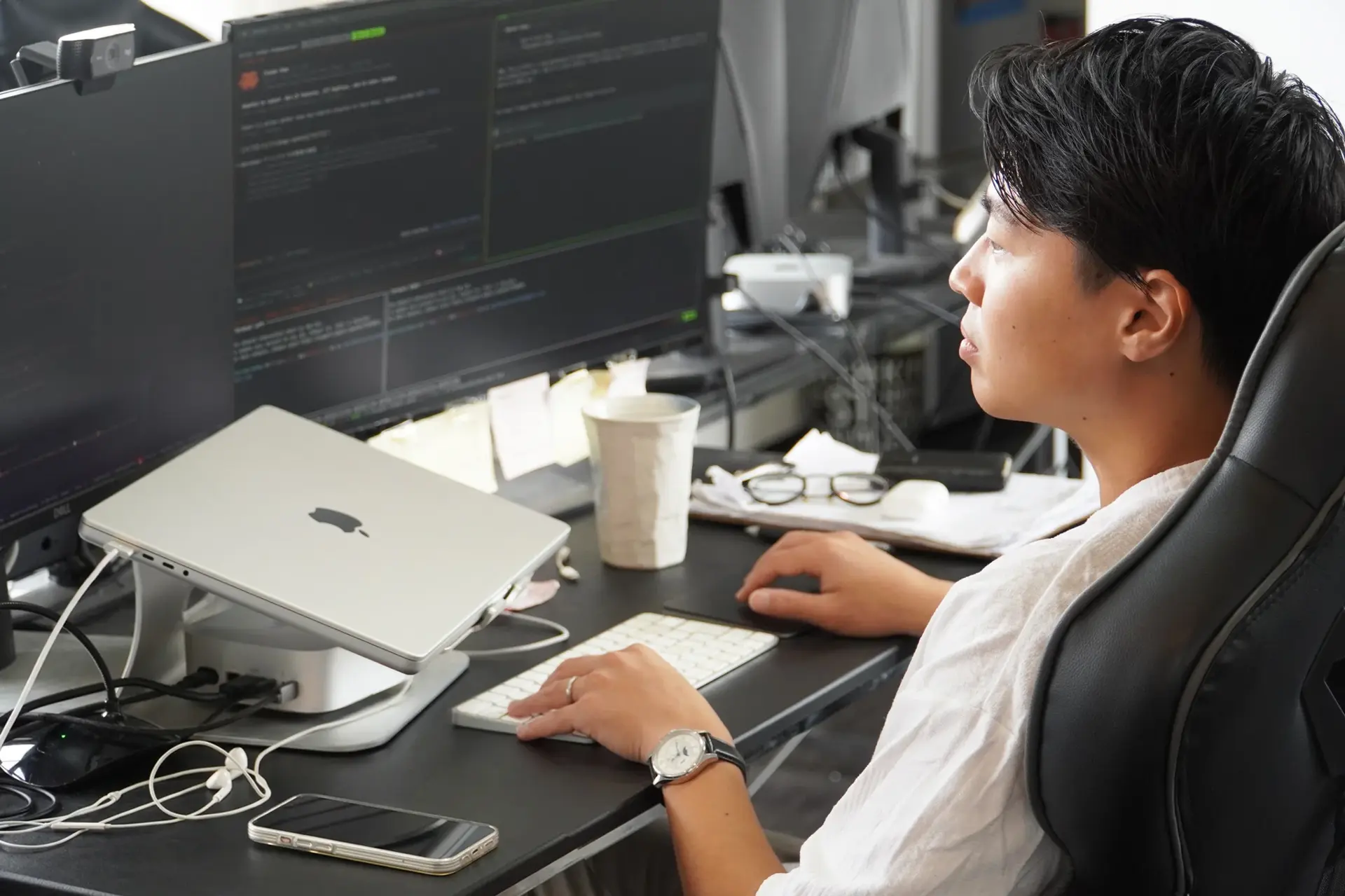 モニターに向かい、キーボードで作業するメンバー